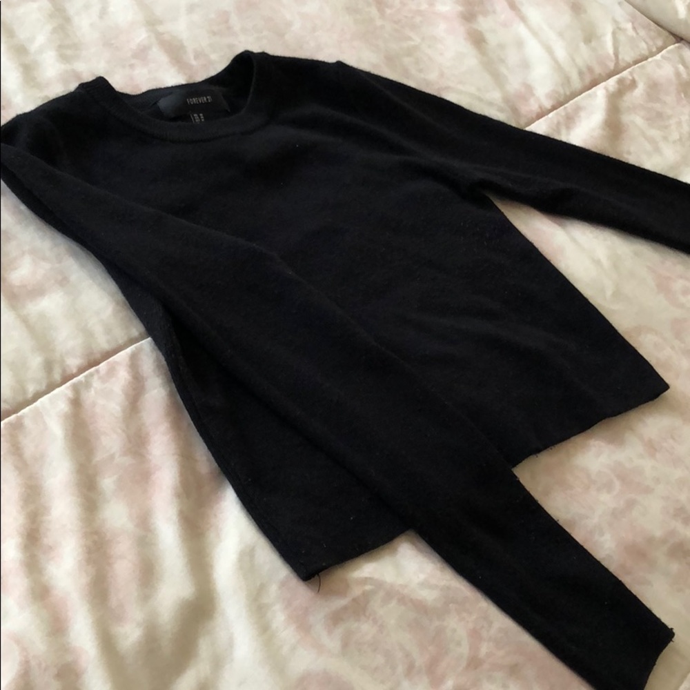 Warm cropped & fitted black sweater